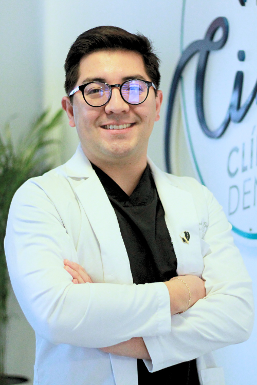 Dr Mauel Alejandro Gonzalez Ricardez Implantologist oral surgeon at CIMA Oral surgery clinic in tijuana with the best affordable prices budget friendly